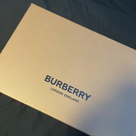 Burberry Classic Check Cashmere Scarf - Picture 3 of 8